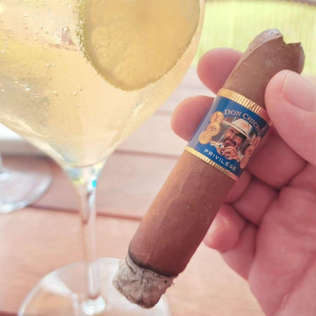 Spritz limoncello y un pistonudo privilege ofrece una experiencia fresca, ligera, cítrica y elegante, perfecta para relajarse y disfrutar. Spritz limoncello y un pistonudo privilege ofrece una experiencia fresca, ligera, cítrica y elegante, perfecta para relajarse y disfrutar.